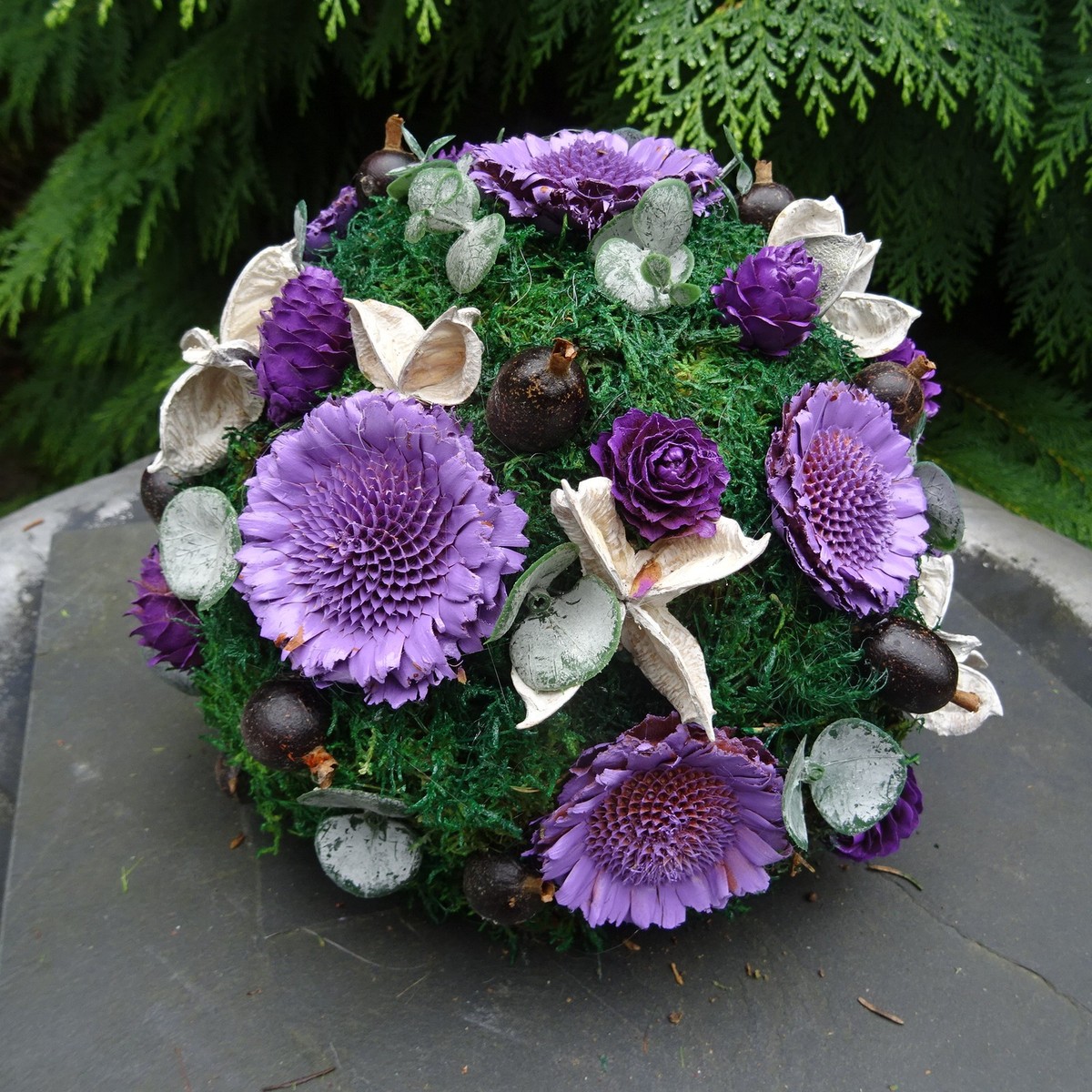 Grabschmuck Kugel Moos Grabdeko lila Gesteck Urnengrab Waldfriedhof Gedenktag