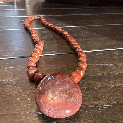 Collier ancien perles en pierre de jaspe rouge avec un BEAU grand pendentif