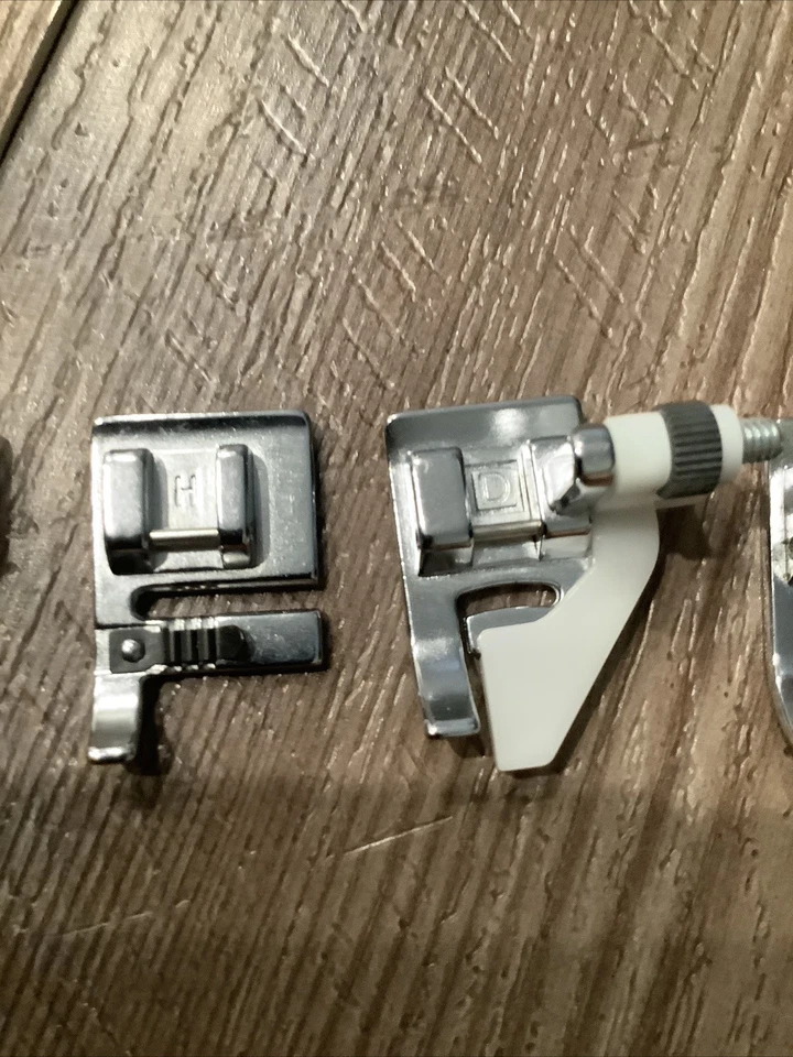 ¿Dobladillo ciego Singer? Lote de Pies Pie D C A H J B F & Roller Máquina de Coser Foto 3 de 4