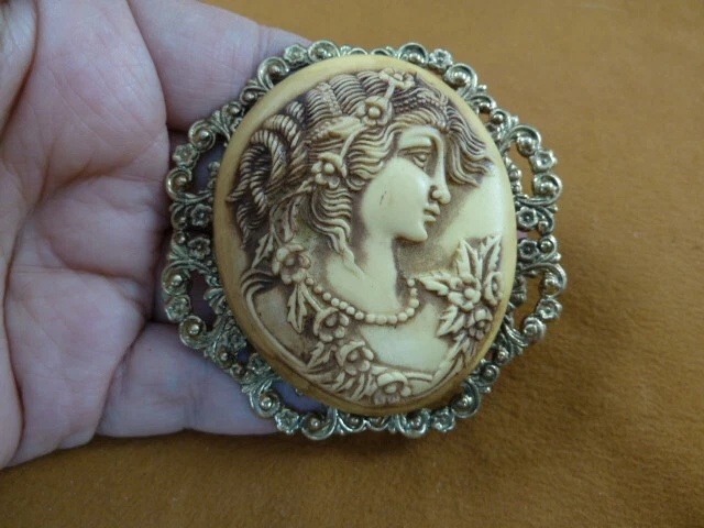 CL18-12) GRANDE HERMOSA MUJER DAMA FLORES BLANCO + BRONCEADO CAMAFEO Broche Prendedor Colgante