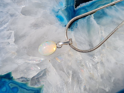 Geschenkset: Welo Opal Anhänger plus Silberkette  (H159)