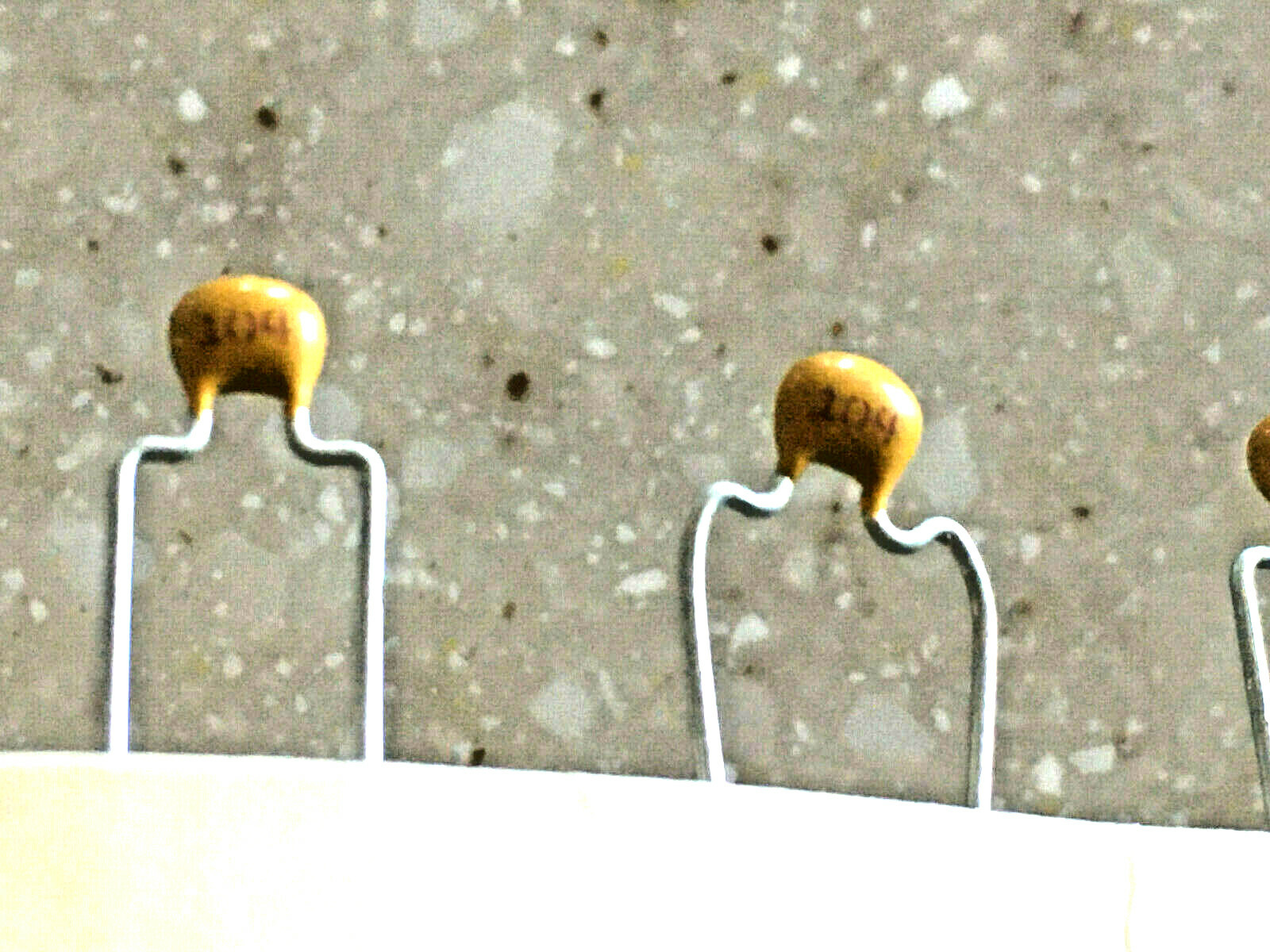 25X - .1uF / 0.1uF @ 100V 10% X7R (MURATA) Radial Ceramic (MLCC) Capacitor # 122 - Foto 5