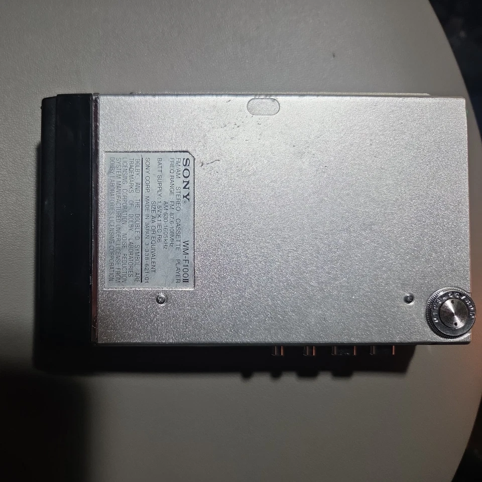 Reproductor de casete Sony WM-F100 WALKMAN completamente metálico, ¡parece Baraly usado! Excelente estado. Foto 2 de 2