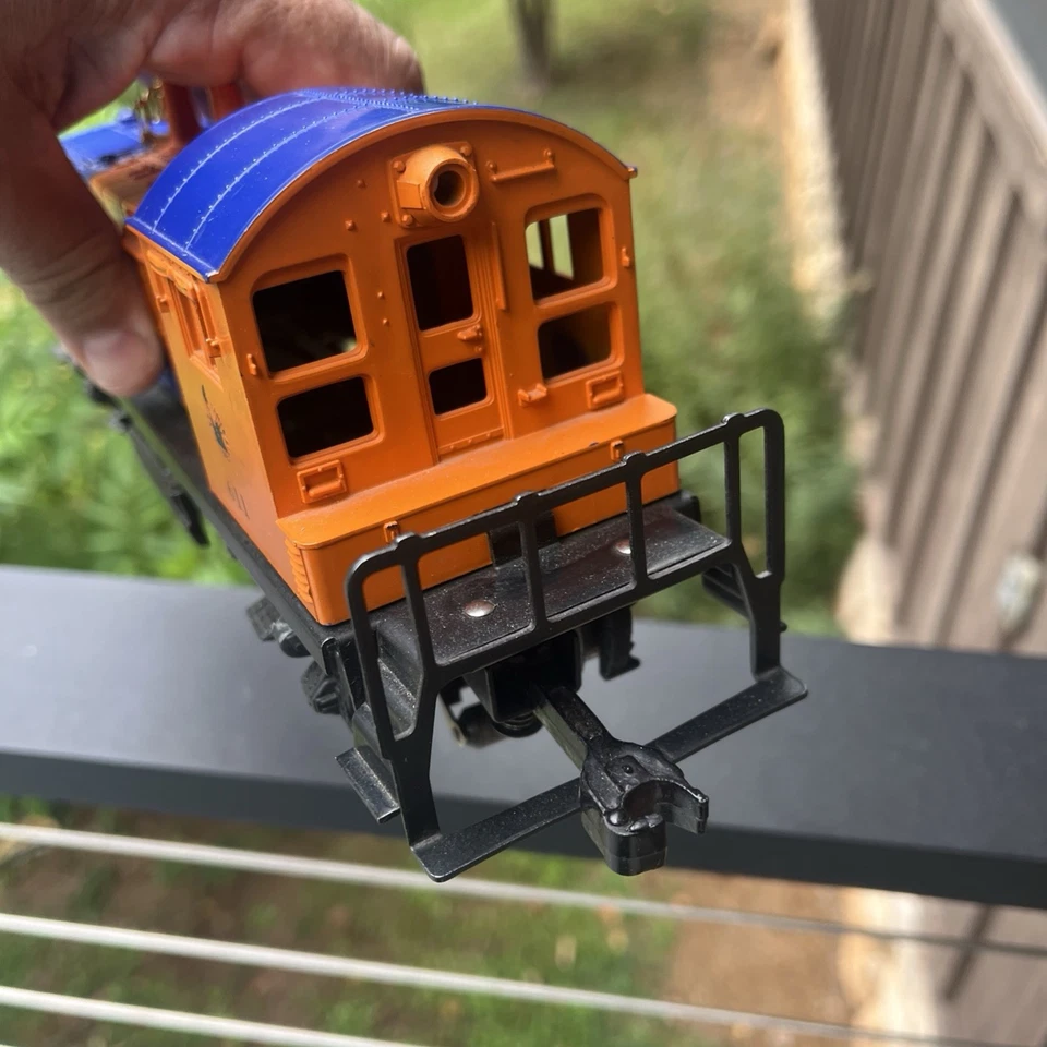 LIONEL TRAINS No. 611 Jersey Central Diesel Switcher - Blue/Orange - Image 4 of 4