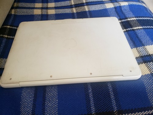 Apple MacBook A1342 Intel Core 2 Duo 2.4GHz 13" 4GB RAM 250GB HDD *READ - Picture 7 of 12
