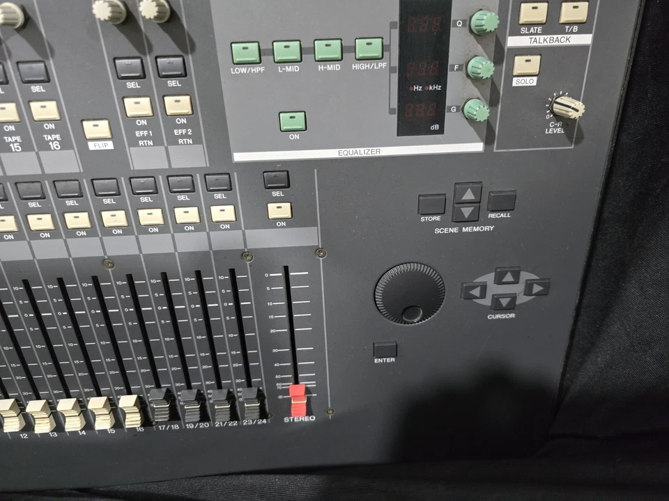 Consola de mezcla de grabación digital Yamaha O2R y puente medidor de pico O2R Foto 4 de 4