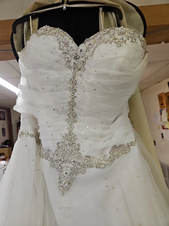 Vestido de novia blanco sin tirantes con corpiño con cuentas y encaje Foto 3 de 4