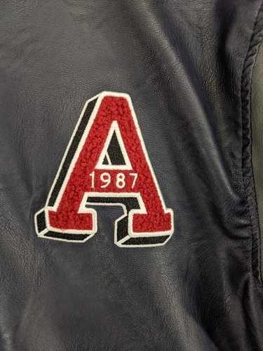 NUEVO CON ETIQUETAS Chaqueta Aeropostale Letterman Para Hombre Mediana Azul Gris Imitación Cuero Sudadera con Capucha - Imagen 4 de 12