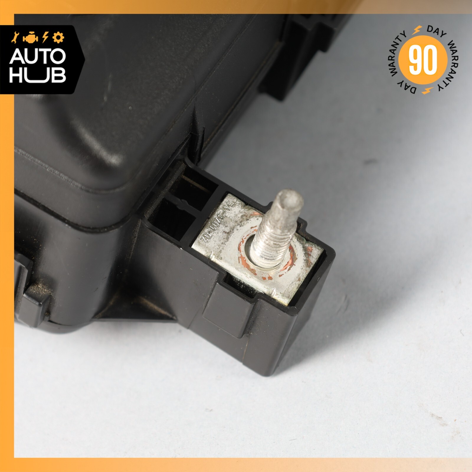14-16 Maserati Quattroporte M156 S 3.0L Front Engine Bay Fuse Box 670007387 OEM