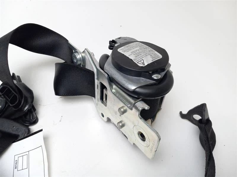 Mercedes-Benz ML63 AMG 2012 retractor de cinturón de seguridad del pasajero trasero Foto 4 de 4