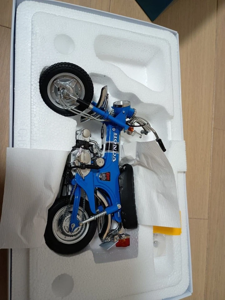 Ebbro 1/10 Honda DAX ST50 1969 Blue Diecast Model Motorcycle Collectible Boxed - Image 3 of 4