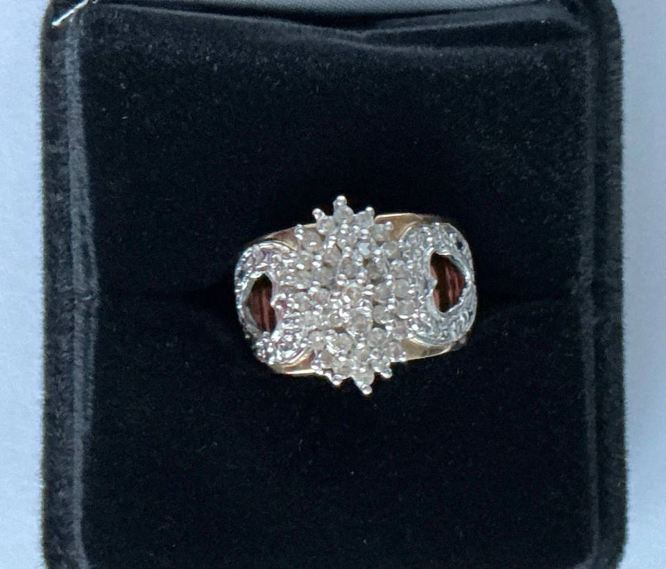 ANILLO DE CÓCTEL CORAZÓN CON RACIMO DE DIAMANTES DE ORO AMARILLO DE 10 QUILATES - 4,9 GRAMOS - TALLA 7,25 DSVA Foto 2 de 4