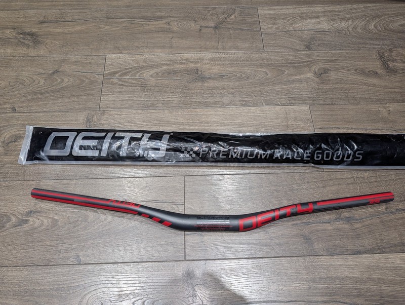 Brand new Deity Speedway Carbon bar 35mm clamp area, 810mm wide 30mm rise.