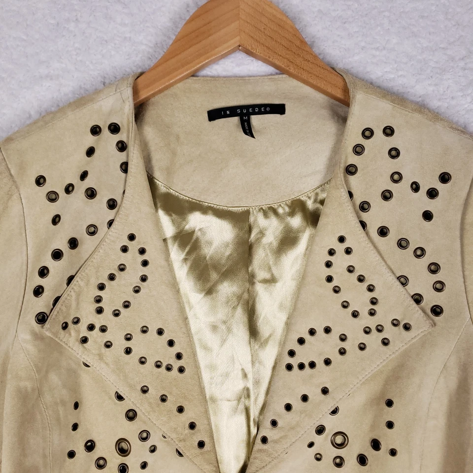 Jaqueta em camurça bege cravejada frente aberta média ocidental boho festival - Imagem 2 de 4