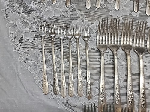 1939 Oneida Nobility Plate Flatware, Royal Rose Pattern, 63 pc set - Picture 4 of 12