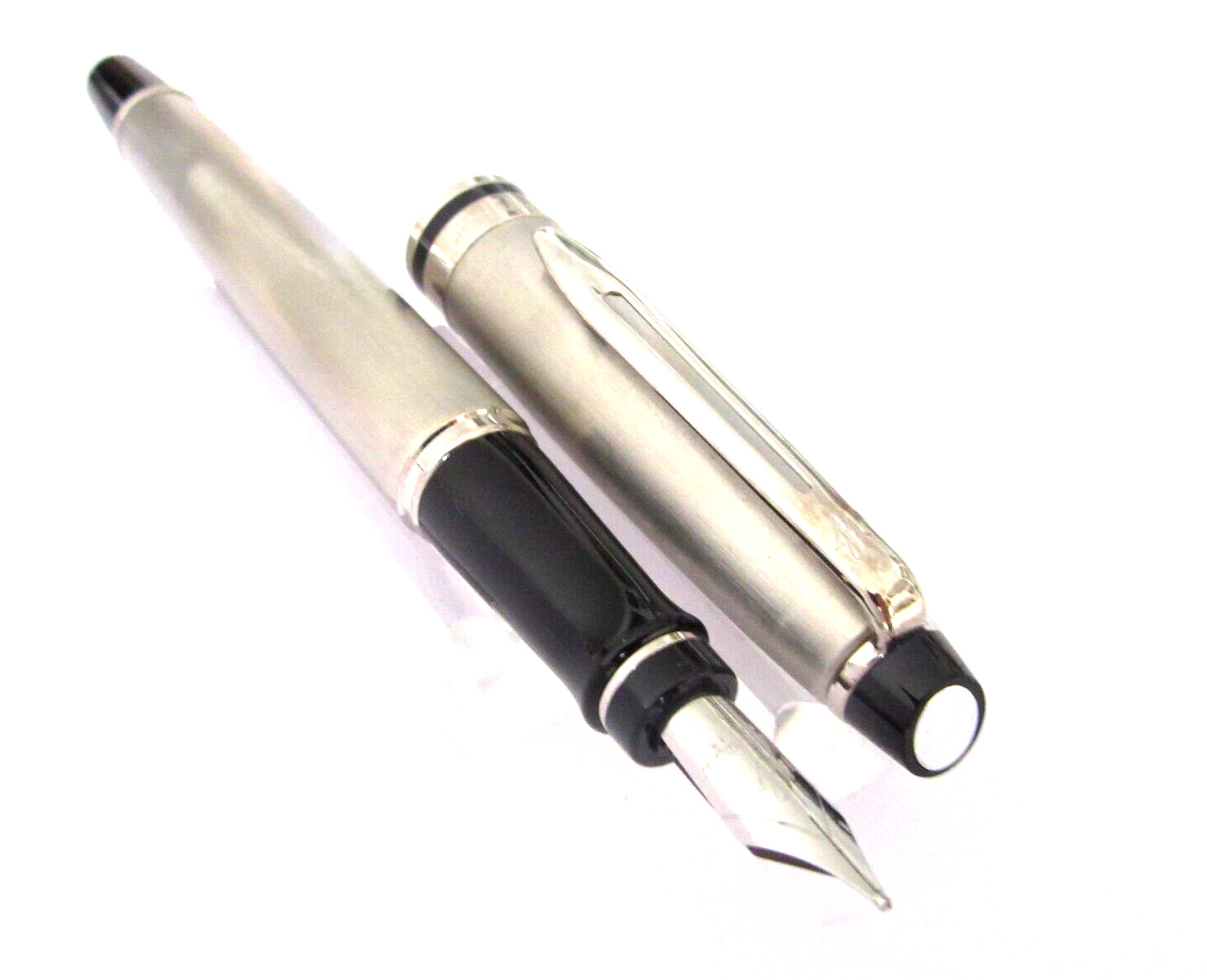 Stylo plume Waterman Modele Expert neuf de stock R66-67 ecriture fine avec attributs dores