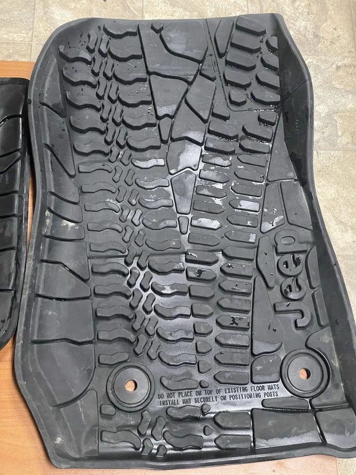 82213860 Alfombrillas negras para todo clima Jeep Wrangler JK 4 puertas (2014-2018) Mopar OEM Foto 3 de 4