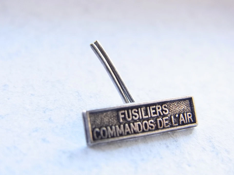 MINI AGRAFE BARRETTE FUSILIERS COMMANDOS DE L'AIR 14 x 4 mm en l'état - Photo 1/1