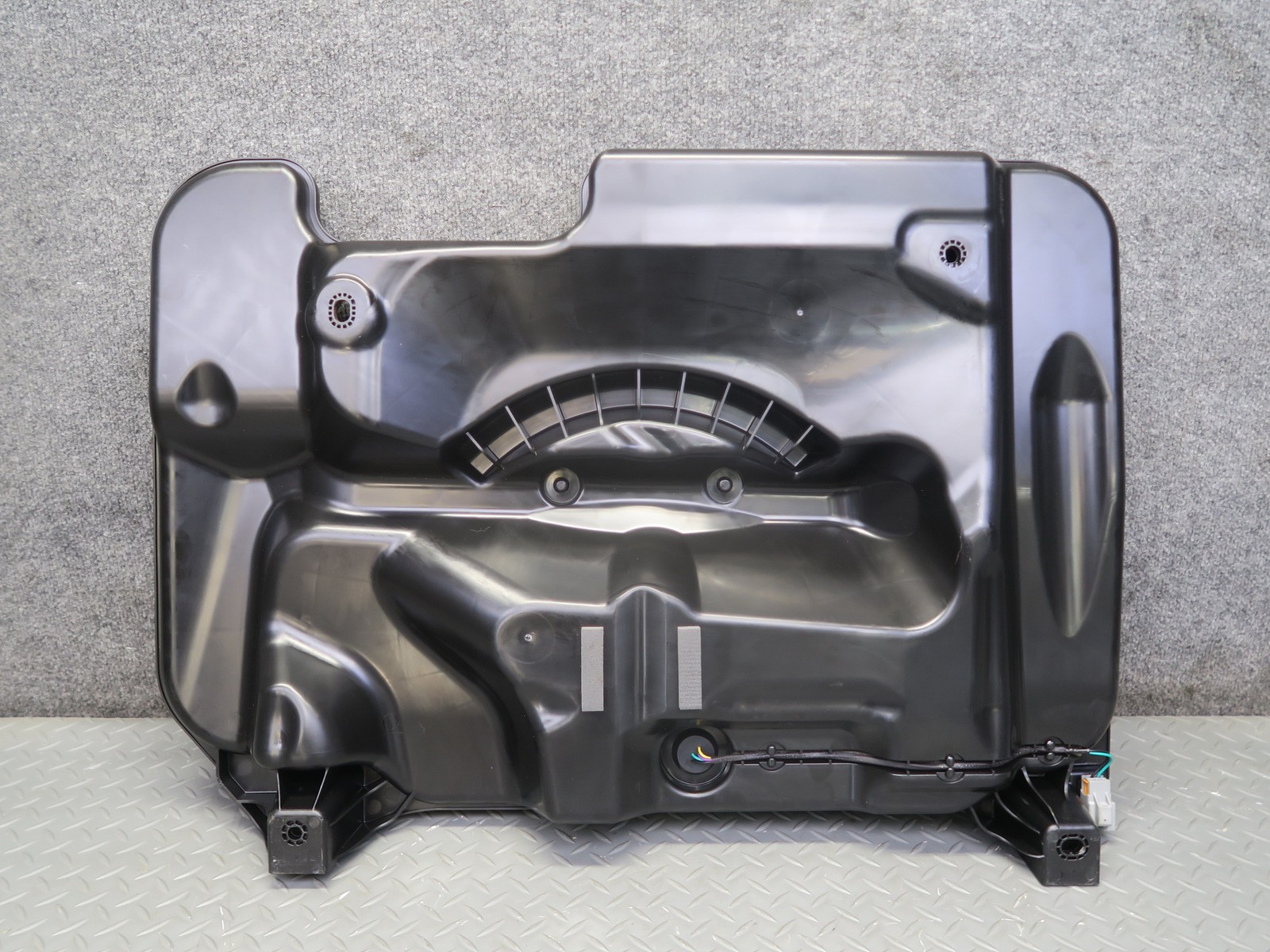 2017-2020 MASERATI LEVANTE M161 REAR AUDIO SUBWOOFER SPEAKER BOX ASSEMBLY