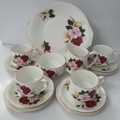 ROYAL STANDARD BONE PORZELLAN ENGLAND Set für 4 Rosen Design ( 014)