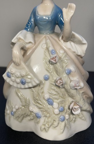 Vintage Colonial Days Figurine on Rotating Base Internal Music Box - Picture 7 of 12