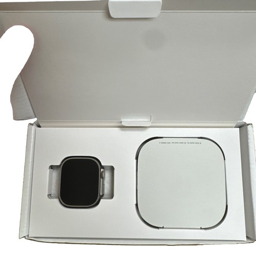 Apple Watch Ultra GPS + Cellular 49mm Titanium Smart Watch - Photo 2 sur 3
