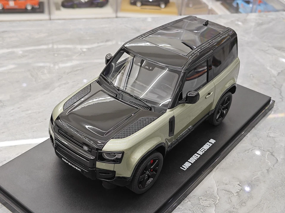 Miniature GT Spirit 1:18 Land Rover Defender ROVER P400 Limited Resin Car Model - Image 4 of 4