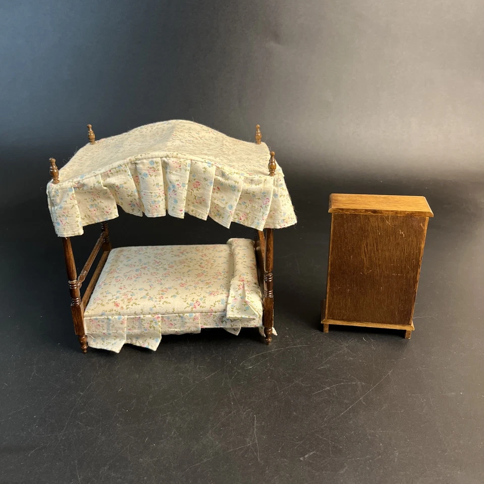 Juego de tocador de mesita de noche floral con dosel de madera para casa de muñecas granja Foto 3 de 4