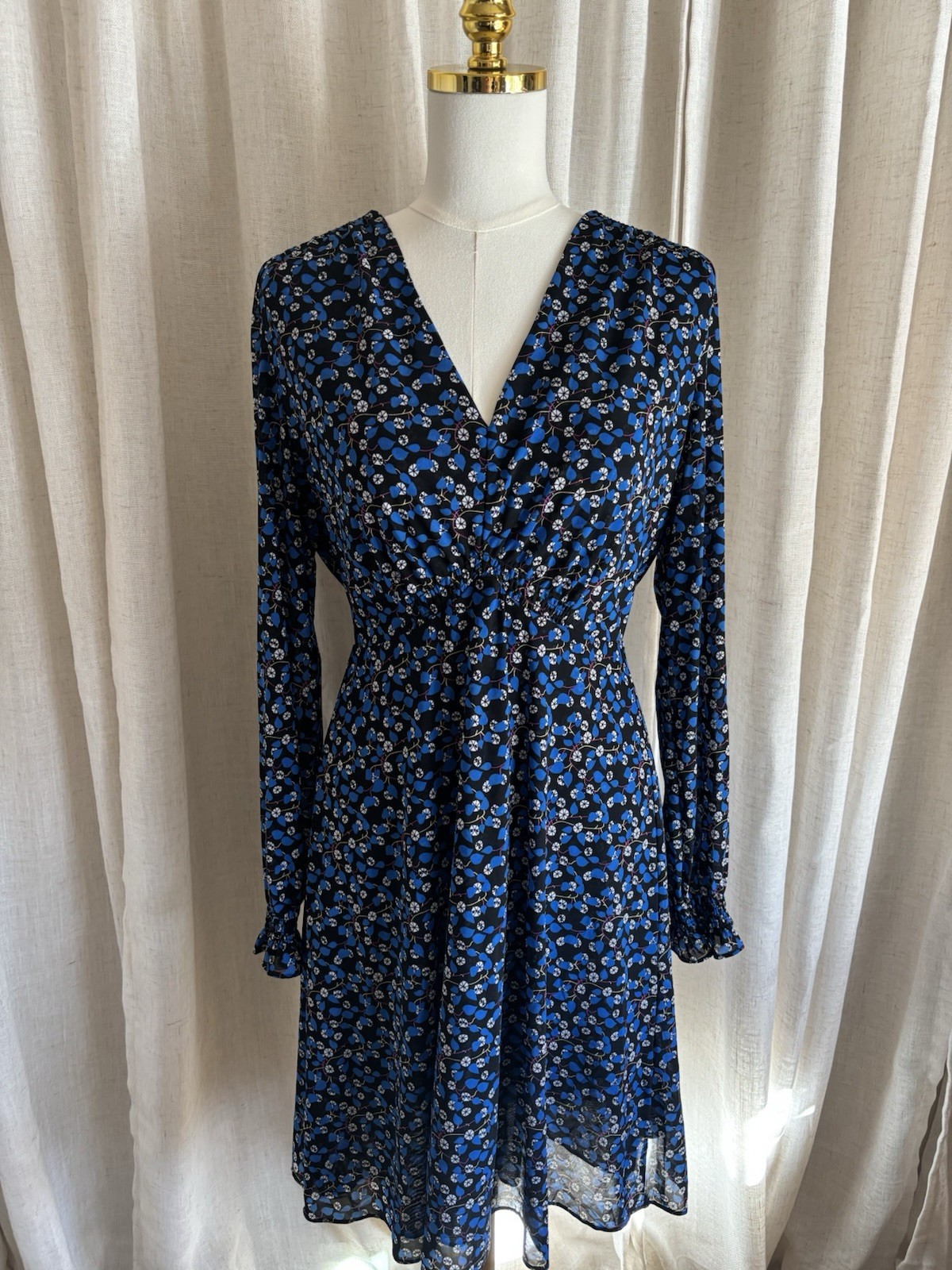 Cabi Women’s Blue Dress White Floral Print Long Sleeve Fit In Flare Midi Size M