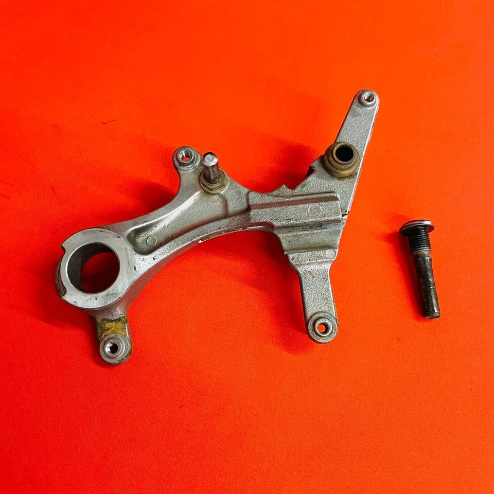 SOPORTE DE MONTAJE DE PINZA DE FRENO TRASERO KX250F GENUINO OEM KAWASAKI KX 250 F RMZ (06-18 Foto 2 de 4