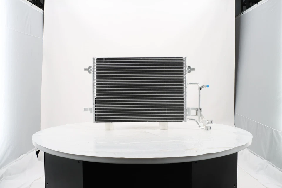 A/C Condenser Air Conditioning for Audi A4 1996-2002 Volkswagen Passat 1998-2002 Foto 2 de 4