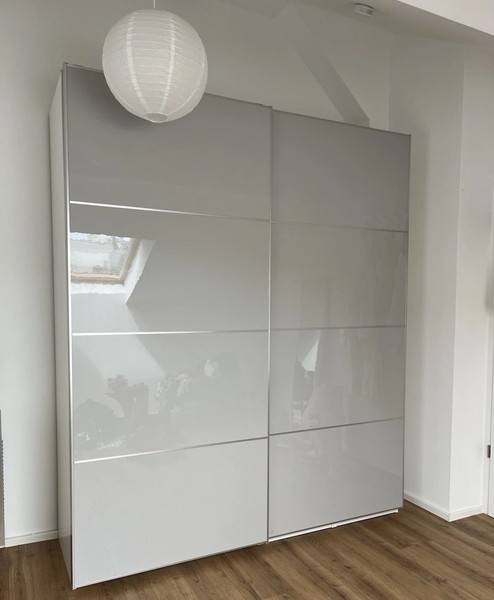 Armario IKEA PAX puertas correderas gris brillante con detalles plateados 