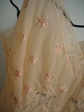 NOS Vtg 50s Peach Nylon Lace Embroidered Roses Frilly Nightgown SILKY Gown 34