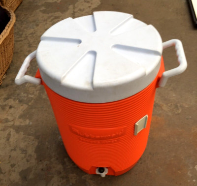 RUBBERMAID DRINKING WATER Kühlbox Model 1685 Made in USA LID 405 Höhe 48xØ 33cm.