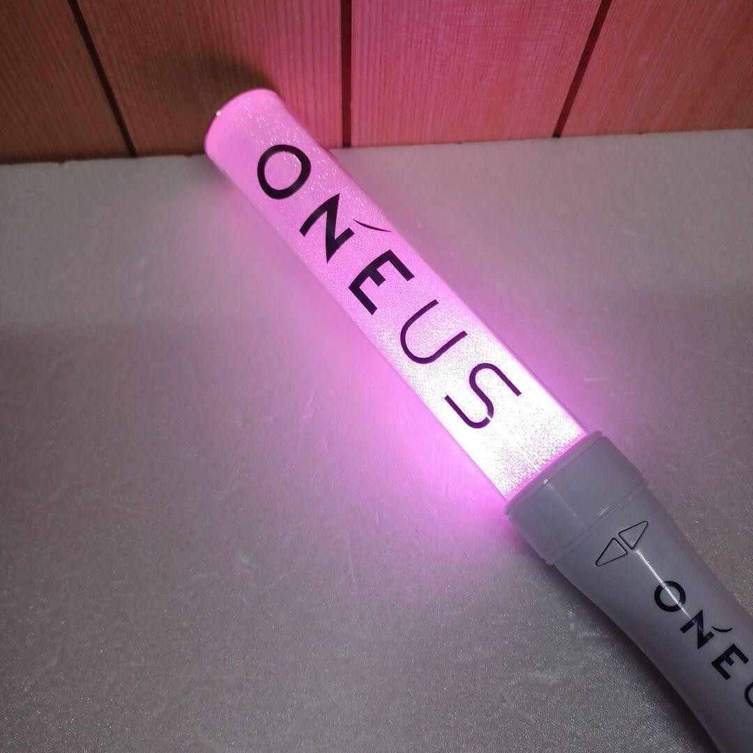 ONEUS ペンライト Amazon.co.jp: ONEUS - OFFICIAL LIGHT STICK VER.2 公式 グッズ