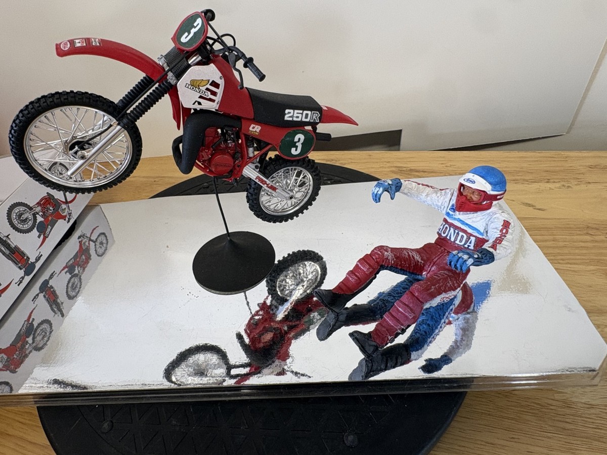 Built Tamiya Honda CR250R w/ Rider motocross motorcycle plastic