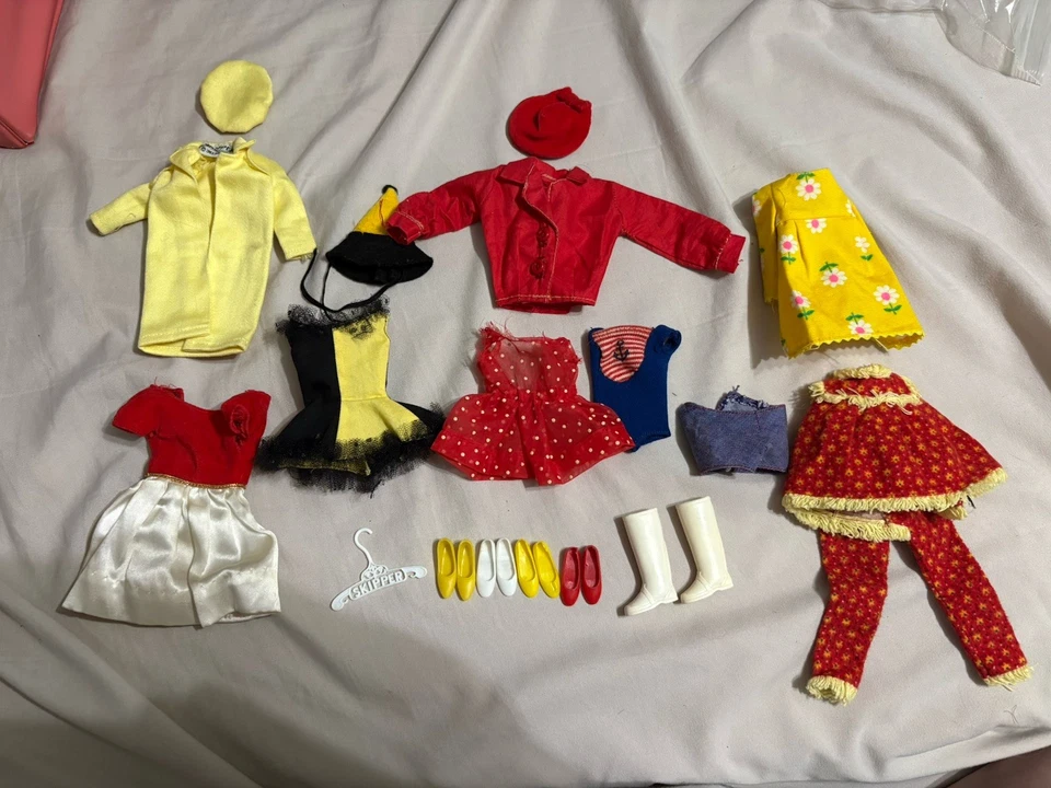 Vintage 1965 Skipper And Skooter Pink Doll Case. Lots Of Clothes And Accessories - Image 3 of 3