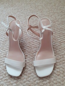 white sandals size 7