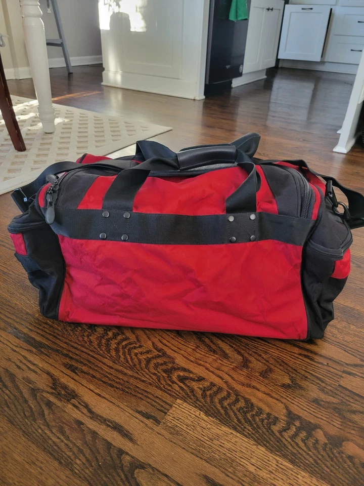 Bolso de Gimnasio Eddie Bauer 26" Rojo y Negro Lona Nylon Balístico con Correa para el Hombro Foto 3 de 4