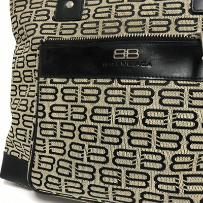★送料関税込★BALENCIAGA BBエンボスロゴ トップハンドルバッグ Balenciaga BB Soft フラップ ショルダーバッグ M | ブラック