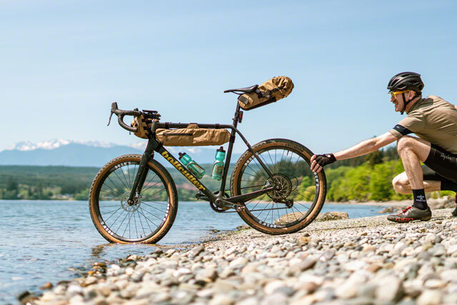 SWIFT INDUSTRIES ホールドファスト ハーフフレームバッグ S 茶 SWIFT INDUSTRIES ホールドファスト ハーフフレームバッグ S 茶 Hold