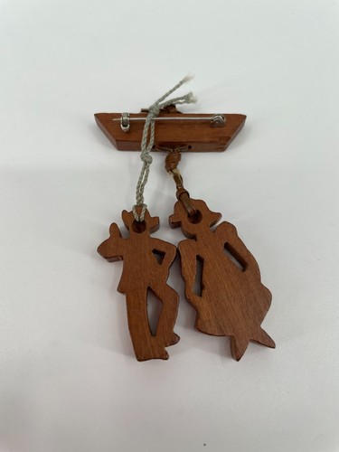 Vintage handgeschnitzte Holz handbemalte Dame und Herr hängende Brosche Anstecknadel - Bild 9 von 11