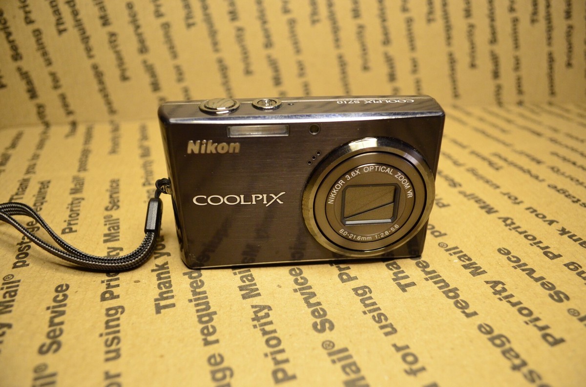Nikon COOLPIX S710 14.5MP Digital Camera - Graphite black Nikon COOLPIX S710 14.5MP Digital Camera - Graphite black