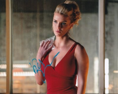 BETTY GILPIN signed Autogramm 20x25cm GLOW in Person autograph COA