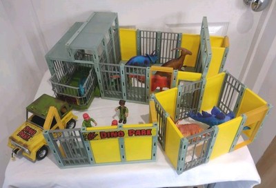 Simba Toys, Dino Park Jeep & Trailer, Slot Together Gebäude, 7 Dinosaurier & 3 Figuren