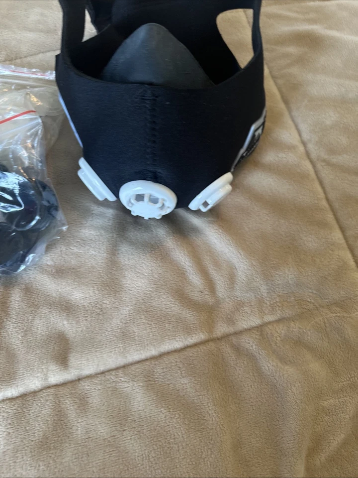 Training Mask 2.0 Elevation Training Mask, Medium - BlackWhite, with case - Image 4 of 4