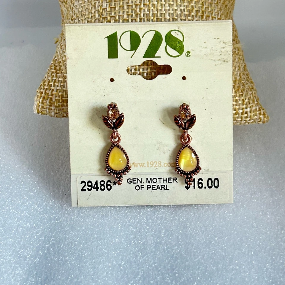 1928 Yellow Teardrop Mother of Pearl with Rhinestone Drop Earrings Foto 3 de 4