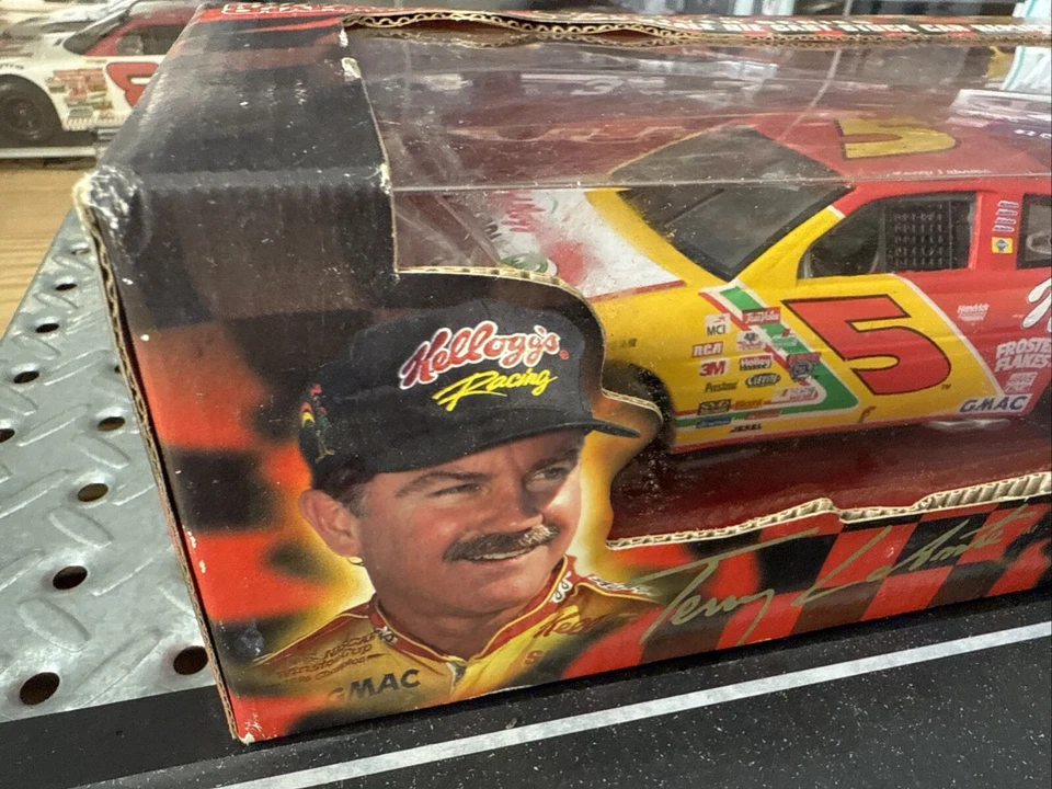 NASCAR Terry Labonte #5 Kellogg's réplica de carro fundido escala 1:24 com caixa - Imagem 3 de 4