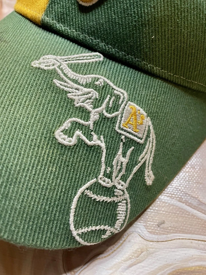 Gorra firmada OAKLAND A’s por VIDA BLUE 71’ CY MVP, Jack Hannahan, Brad Ziegler 2009 Foto 4 de 4