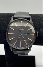 Orologio da polso uomo al quarzo Nixon Never Be Late 43 mm WR 100 m quadrante nero e oro